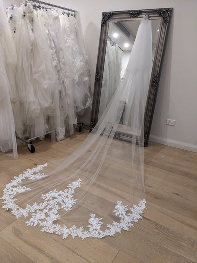 Narrow width lace veil