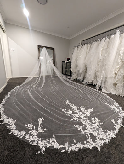 Wedding Veil with floral lace and 3D Petals