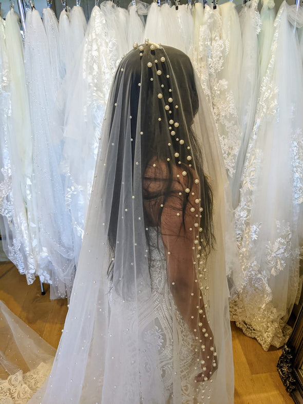 Image of a pearl wedding veil with delicate pearl accents