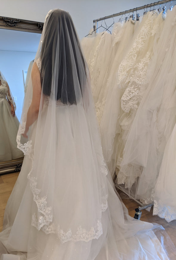 Single tier Lace Wedding Veil, Short Lace Veil, vory Veil, Bridal Veil, Wedding Veil, Fingertip Mantilla Wedding Veil, White - ZOE