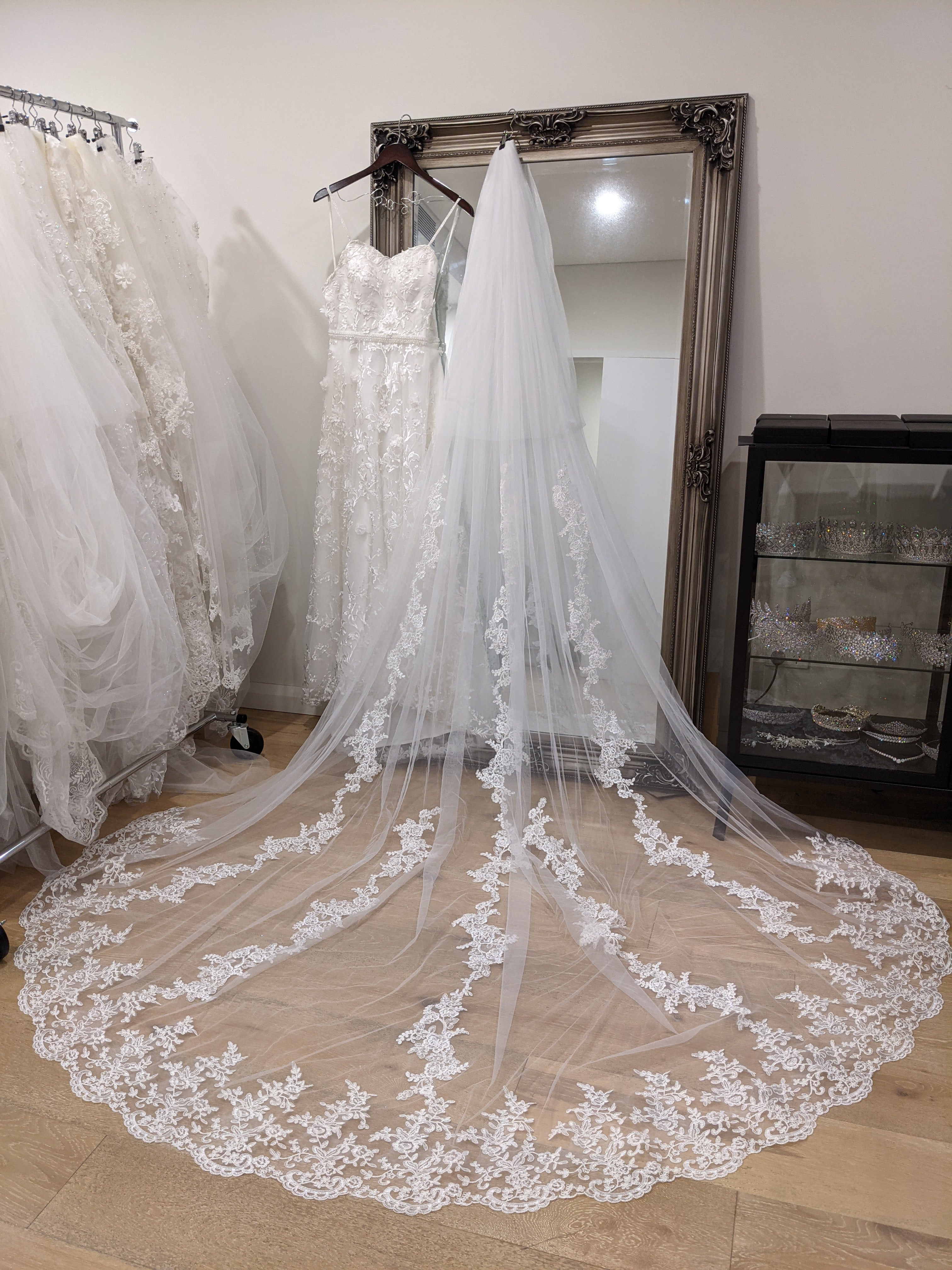 Viniodress Lacy Petal Tulle Bridal Veil Cathedral Length