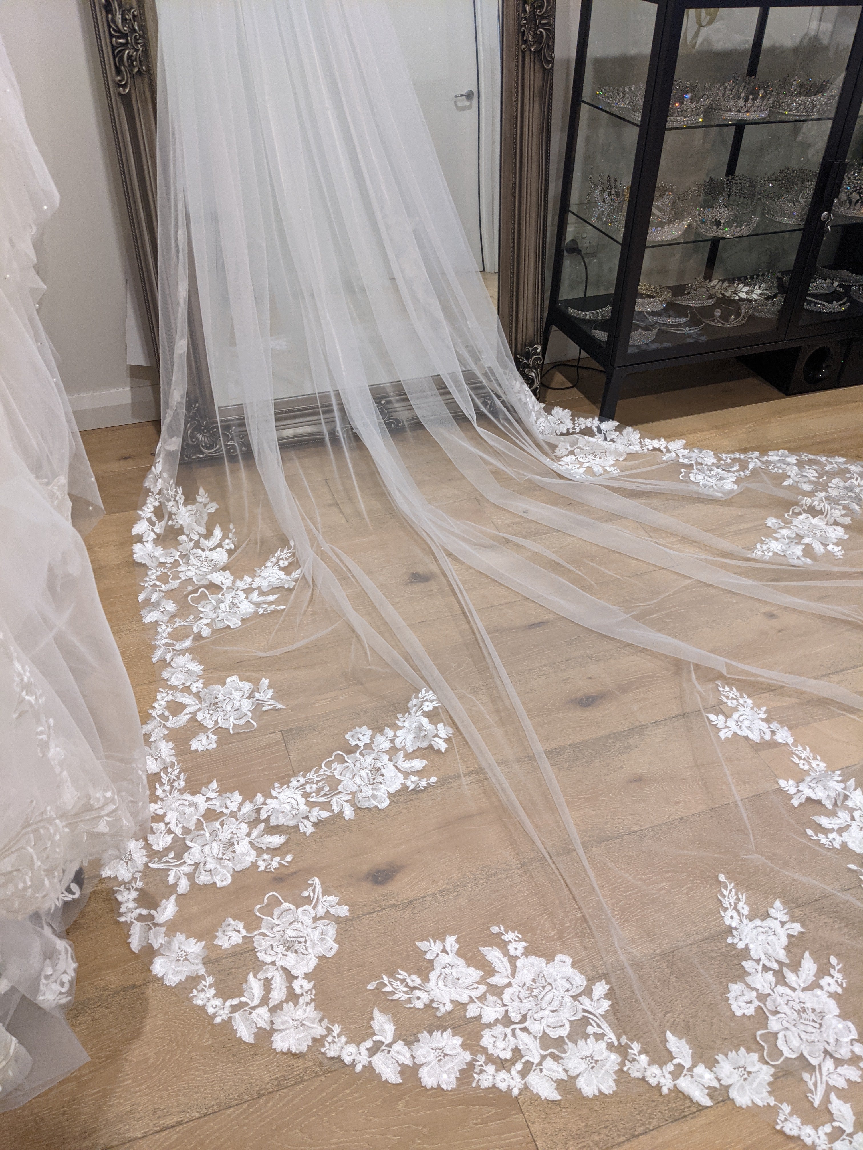 Gorgeous Scalloped Bridal Veil with Floral Lace