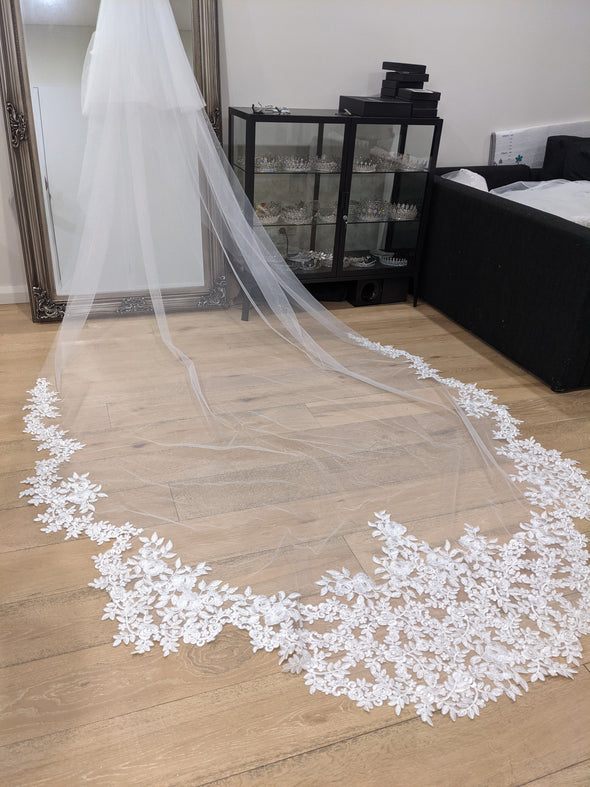 ALLY - Wedding lace Veil, Scalloped edge cathedral veil, Royal Cathedral Length scalloped Wedding Veil, Cathedral lace Veil