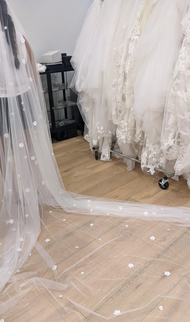 Wedding Veil White Mesh Vail with Pretty Floral Applique. 40” long. NWT Tadashi Shoji | Accessories | Wedding Veil White Mesh Vail  main image 3