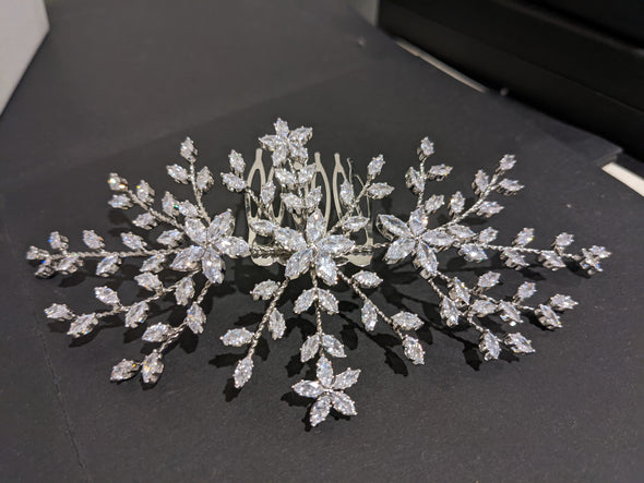Wedding hair comb, wedding accessory,wedding Headpiece, wedding tiara, Bridal tiara, Bridal hair piece,Bridal hair vine ,Bridal Headpiece, Bridal hair comb, wedding hair comb, wedding hair piece,pearl hair vine - LORENA