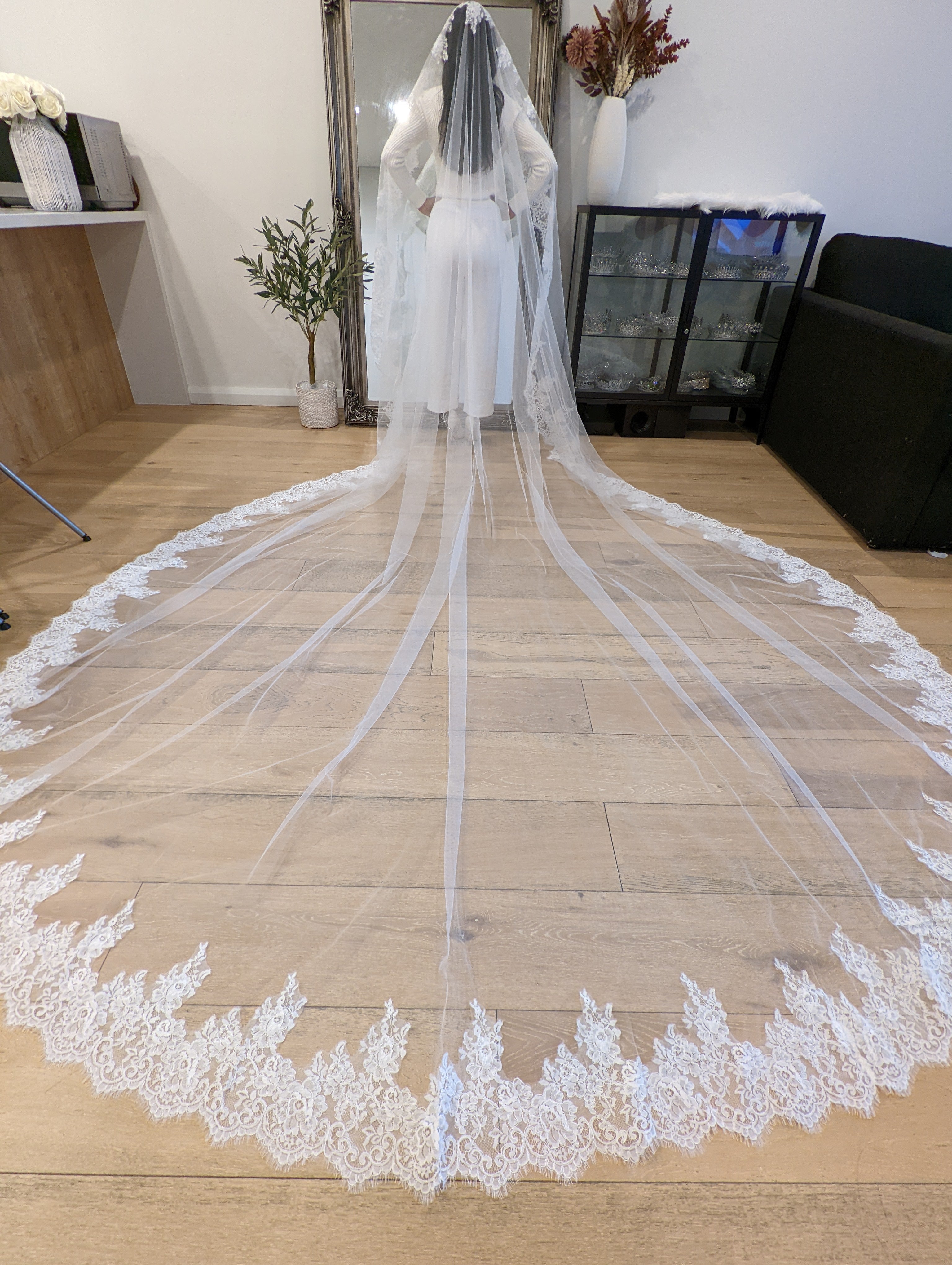 Spanish Style Alencon Lace Mantilla Wedding Veil Knee Length –  BestWeddingVeil